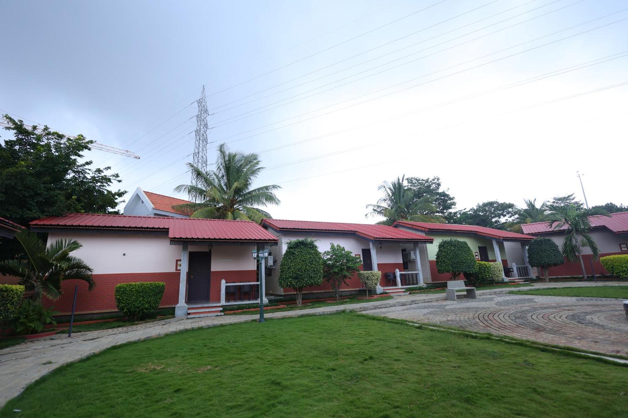 Resort Nirantara & 4*